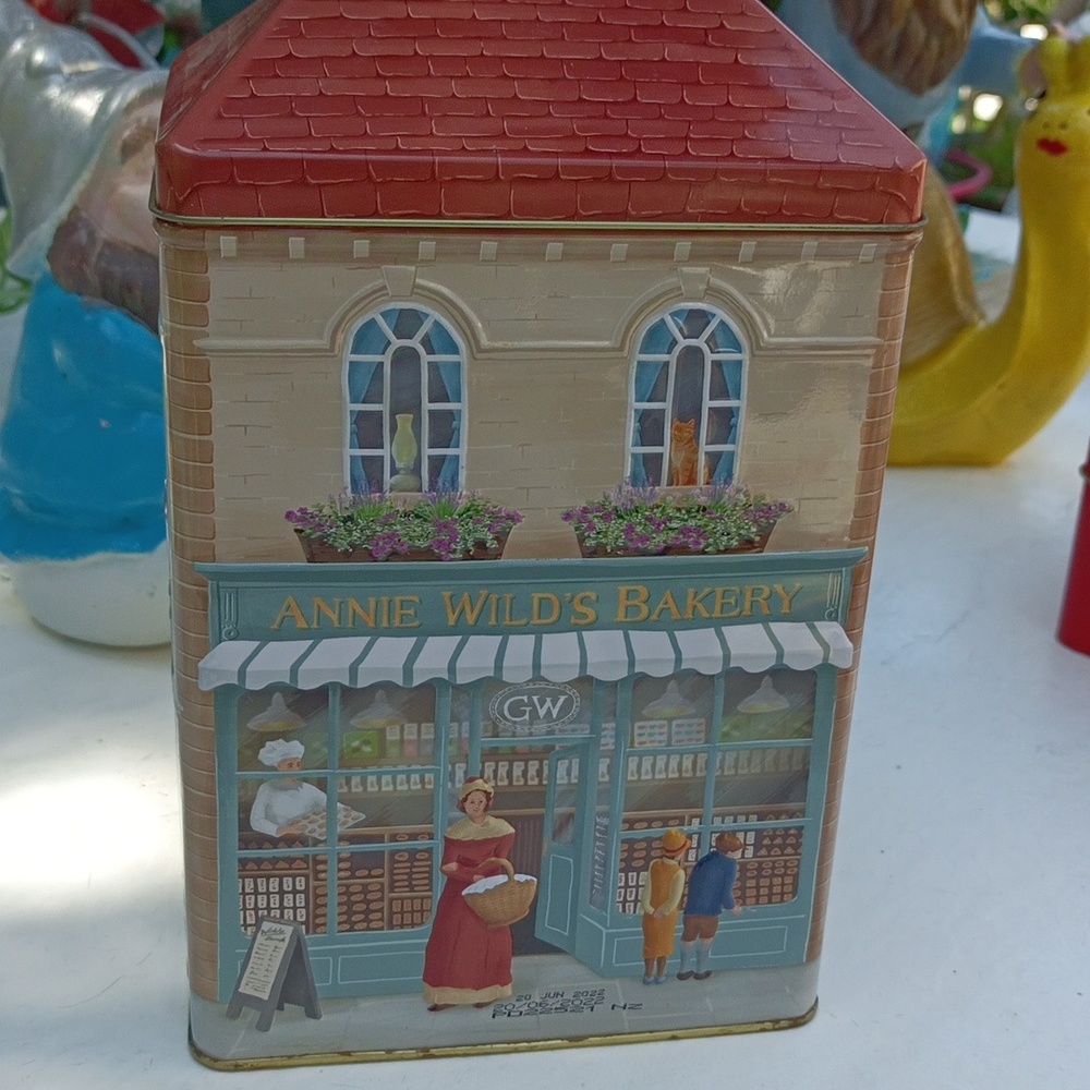 Tin can nice condition a little rust on bottom..paint can cover.. really cute